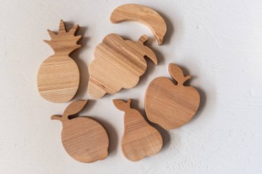 El yapımı ahşap meyve kümesi. Waldorf oyuncaklar - elma, armut, muz, ananas, üzüm, limon