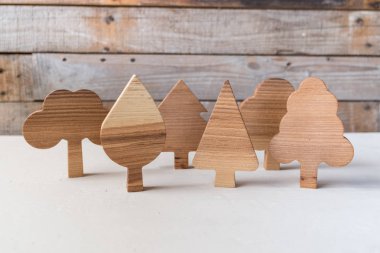 Ahşap ağaç el yapımı dizi. Waldorf oyuncak ahşap arka plan üzerinde