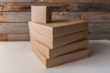 Ahşap zemin üzerine karton kutular farklı boyutlarda kümesi