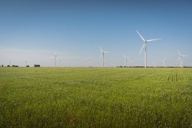 Rüzgar jeneratör türbinleri yeşil alan ve mavi gökyüzü ile güzel manzara