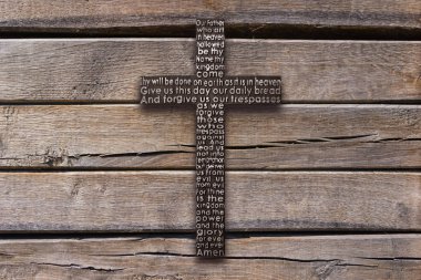 Eski ahşap Lordlar dua ile eski püskü koyu kahverengi ahşap tahta arka plan üzerinde çapraz.