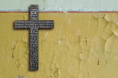 kırık boya ile eski sarı duvar