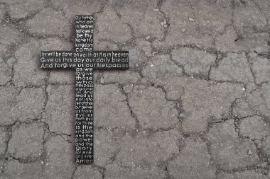 Zeminde siyah kırık, Kuru toprak doku arka Lordları dua ile ahşap çapraz