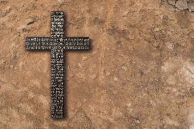 Siyah ahşap çapraz zeminde kırmızı kırık, Kuru toprak doku arka Lordları dua ile