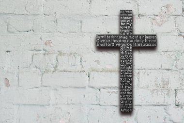 Ayrıntılı doku. Eski püskü sıva ile eski tuğla duvar.