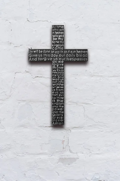 초라한 치장 벽 토 배경 흰색 벽돌 벽에 지배자 기도 함께 검은 나무 십자가 — 스톡 사진