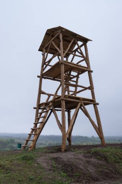 Ukrayna 'nın Cherkasy bölgesindeki Kholodny Yar arazisindeki tahta gözetleme kulesi.