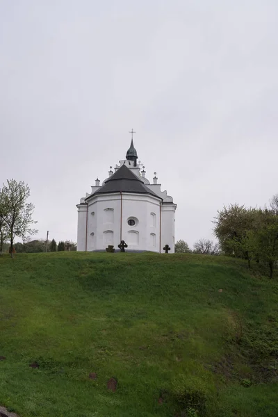 Kostel Eliáše se starobylými kozáckými kříži na zeleném kopci ve městě Subotov, region Čerkasy, Ukrajina — Stock fotografie