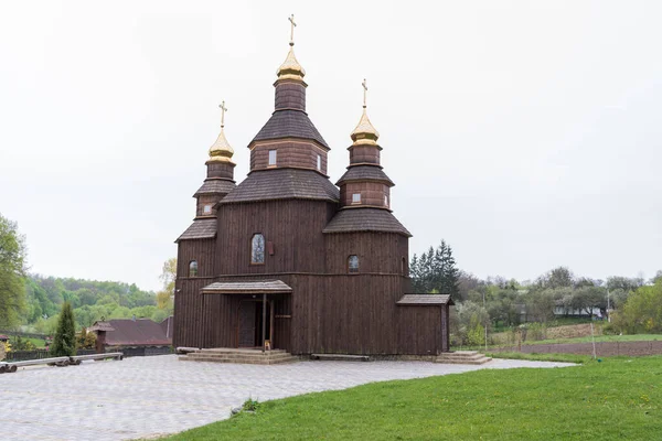 Iglesia de madera de San Pedro Kalnyshevsky en el museo y complejo etnográfico Wild Hutir en la región de Cherkasy, Ucrania — Foto de Stock