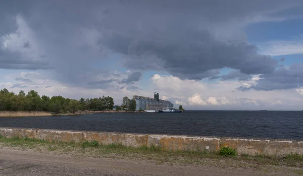 Elevador de terminal de rio na margem do reservatório de Kremenchug contra um fundo de céu azul, a aldeia de Vitovo, região de Cherkasy — Fotografia de Stock