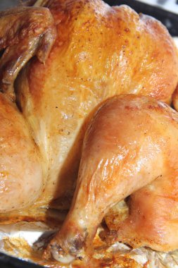 Altın kabuk ile fırında bütün tavuk