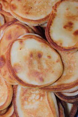 Yenilebilir doku. Düz yüzey yalan üzerine usanmış krep kahvaltıda fırından yeni çıkmış. Evde yemek