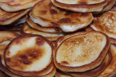 Yenilebilir doku. Düz yüzey yalan üzerine usanmış krep kahvaltıda fırından yeni çıkmış. Evde yemek