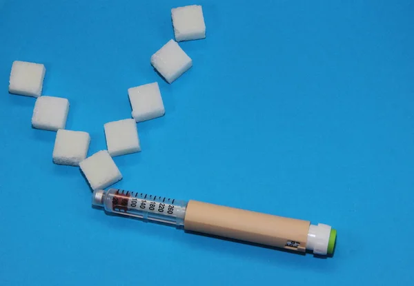 Niebieskim Tle Leżą Pen Biały Strzykawki Insuliny Narkotyków Roztwór Podawania — Zdjęcie stockowe