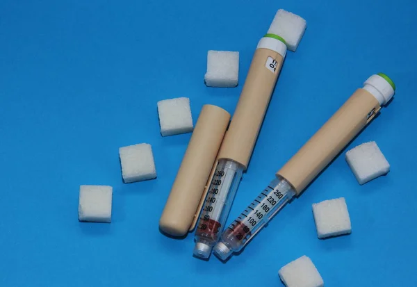 Niebieskim Tle Leżą Pen Biały Strzykawki Insuliny Narkotyków Roztwór Podawania — Zdjęcie stockowe