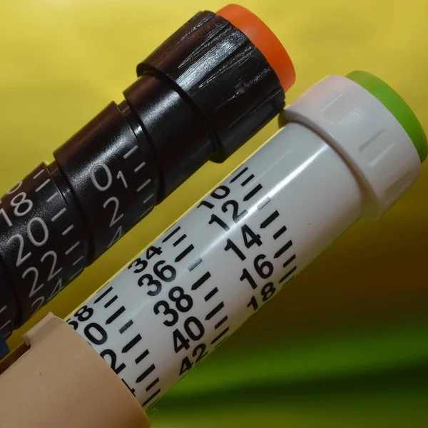 인슐린 주사기는 내분비학 약물의 도입에 펜입니다 인슐린 약물입니다 디스펜서의 Unscrewed — 스톡 사진