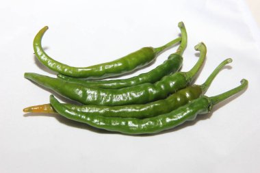 Baharatlı biber. Beyaz arka planda Astrakhan biberi. Hazır yemeğe lezzet, keskinlik ve keskinlik katmak için. Tarifteki malzemeler.