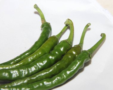 Baharatlı biber. Beyaz arka planda Astrakhan biberi. Hazır yemeğe lezzet, keskinlik ve keskinlik katmak için. Tarifteki malzemeler.