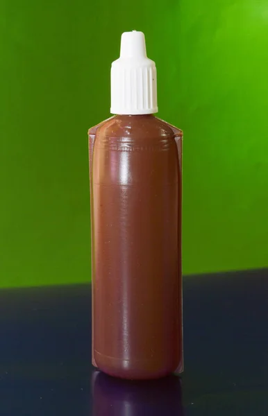 Brązowa Plastikowa Butelka Lek Opakowań Produktów Płynnych Zielone Tło — Zdjęcie stockowe