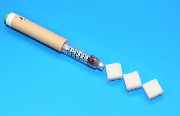 Insulinspritze Stift Auf Blauem Hintergrund Mit Klumpen Zucker Insulingabe Und — Stockfoto