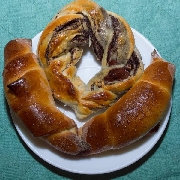 Croissants Uma Placa Branca Decorada Com Pano Verde Pastelaria Para — Fotografia de Stock