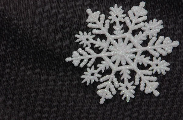 Flocon Neige Blanc Sur Surface Textile Grise Dans Coin Supérieur — Photo