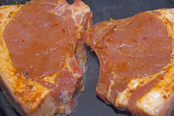 Marinado Especiarias Quentes Pedaço Carne Porco Fundo Preto Processo Cozinhar — Fotografia de Stock