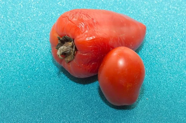 Légumes Rouges Flétrissants Poivrons Tomates Sur Une Surface Bleu Brillant — Photo