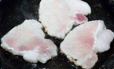 Yemek pişirme süreci. Kızarmış et. Domuz pirzolası.