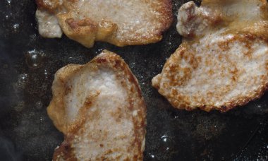 Yemek pişirme süreci. Kızarmış et. Domuz pirzolası.