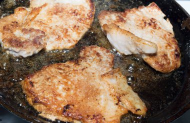 Yemek pişirme süreci. Kızarmış et. Domuz pirzolası.