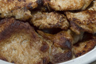 Yemek pişirme süreci. Kızarmış et. Domuz pirzolası.