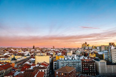 Madrid 'in hava manzarası alacakaranlıkta yükselirken, telefon binası arka planda tanınacak..
