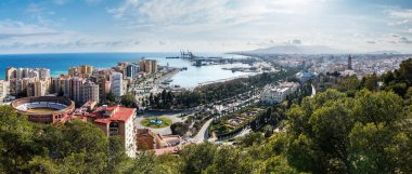 Bulutlu bir kış gününde Malaga 'nın kenti, liman ve bazı ana anıtların tanınacağı bir yerdir (solda boğa güreşi, sağda Katedral ve Alcazaba).