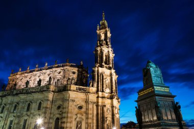 Dresden 'deki Kutsal Üçlü Katedrali' nin (Hofkirche) gece görüşü, Schlossplatz Meydanı 'ndan görülmektedir. Uzun pozlama.