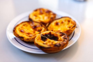 Taze Pasteis de Belem (tipik Portekiz yumurtalı tartları) Lizbon 'da yerel bir fırında yeniydi..