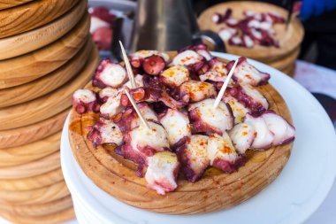 Octopus, İspanya 'nın Ourense kentindeki haftalık bir pazarda Galiçya usulü (' a feira ') hazırlanıyor. Ahtapot geleneksel olarak, tatillerde ve pazarları, tuz, paprika ve o ile dilimlenmiş ve servis edilen büyük pirinç kutularda saatlerce kaynatılır.