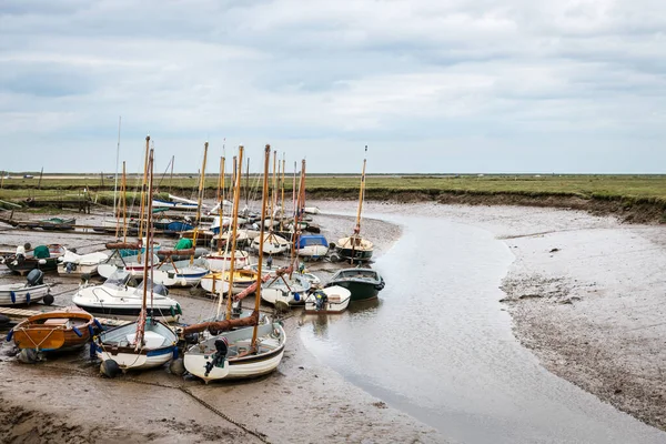Bulutlu bir yaz gününde, Norfolk 'taki Blakeney Limanı' na demirlemiş küçük yelkenliler..