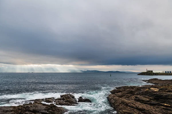 Scogliere Piccolo Faro Una Nuvolosa Giornata Invernale Portonovo Galizia Spagna — Foto Stock
