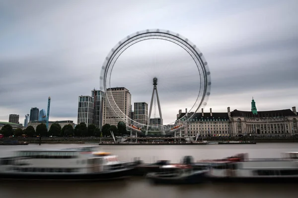 Gri Yağmurlu Bir Yaz Gününde Milenyum Tekerleği Ile Thames Nehrinin — Stok fotoğraf