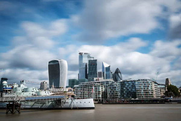 Bulutlu Bir Yaz Gününde Thames Nehrinin Güney Kıyısından Görülen Londra — Stok fotoğraf