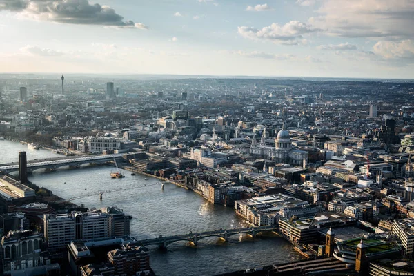 Bulutlu Bir Bahar Öğleden Sonrasında Londra Şehrinin Manzarası Yükseldi — Stok fotoğraf