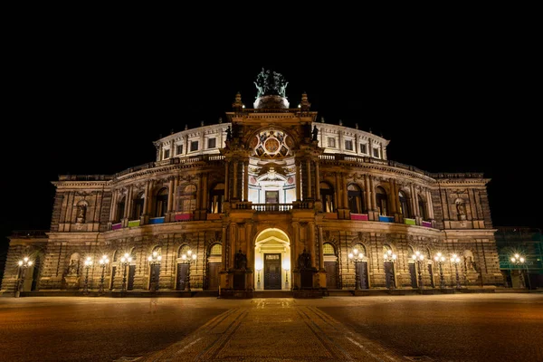 夜にはドレスデンのスーパー オペラハウス の正面の景色 バレエやサクソン国立管弦楽団の本拠地 — ストック写真