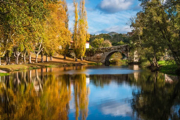 Folhagem Queda Ponte Romana Medieval Refletida Água Aldeia Galega Allariz — Fotografia de Stock