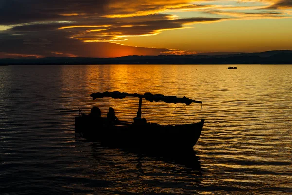 Silhouette Small Traditional Boat Dusk Albufera Valencia Freshwater Lagoon Estuary — Stock Photo, Image