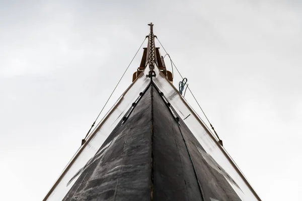Tiefer Blick Auf Den Bug Eines Hölzernen Luxussegelbootes Vor Bewölktem — Stockfoto