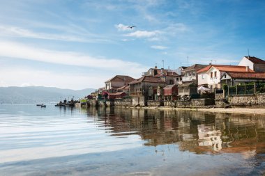 İspanya 'nın Ponteveda kentindeki Combarro kasabasında, taştan haçlılar (süvariler) ve horreolar (yükseltilmiş tahıl ambarları) ile ünlüdür.).