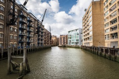 Londra 'daki St Saviours Rıhtımı' nın geniş açılı görüntüsü İngiltere 'deki bir yaya köprüsünden..