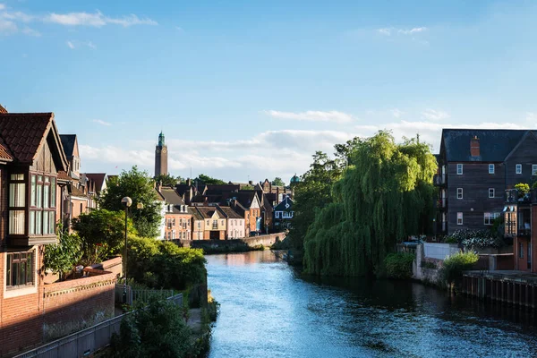 Norwich, Norfolk 'ta Wensum nehrinin kıyısındaki geleneksel evler..