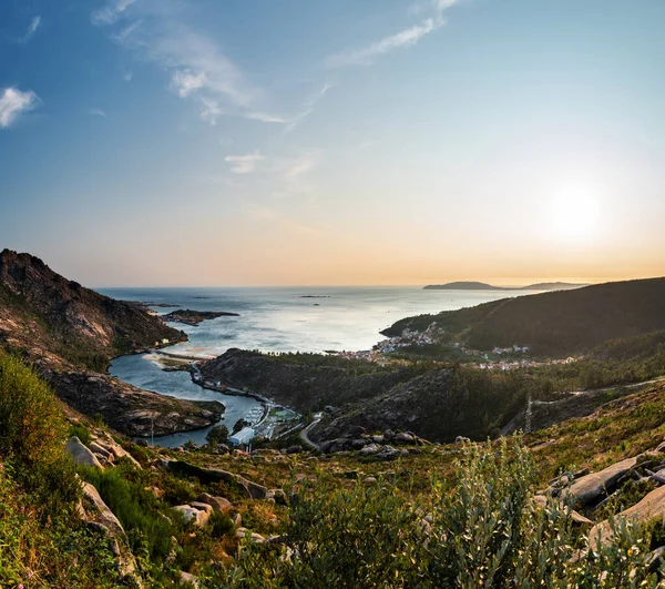 Alacakaranlıkta Pindo Dağı 'nın tepesinden Ria de Corbubion ve Finisterre Burnu' nun hava manzarası..